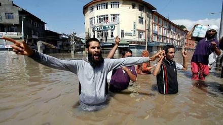 Kaschmiris protestieren gegen die schleppenden Hilfsaktionen in der Hauptstadt Srinagar
