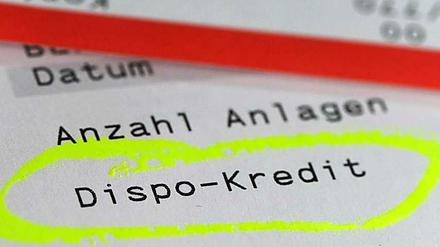 Wer überzieht, zahlt drauf. Nach Ansicht von Verbraucherschützern aber mehr als den Banken zusteht.