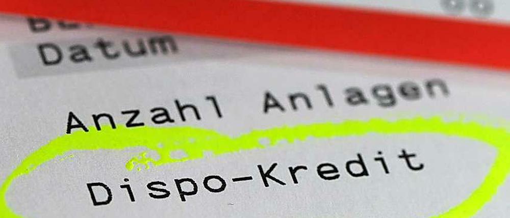 Wer überzieht, zahlt drauf. Nach Ansicht von Verbraucherschützern aber mehr als den Banken zusteht.