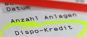 Wer überzieht, zahlt drauf. Nach Ansicht von Verbraucherschützern aber mehr als den Banken zusteht.