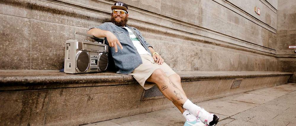 Dirk im Geschäft. "Ich bin hier als erstes zugezogen, ohne Scheiß, ich bin hier also quasi fast geboren", rappt MC Fitti, der eigentlich Dirk Wittek heißt.