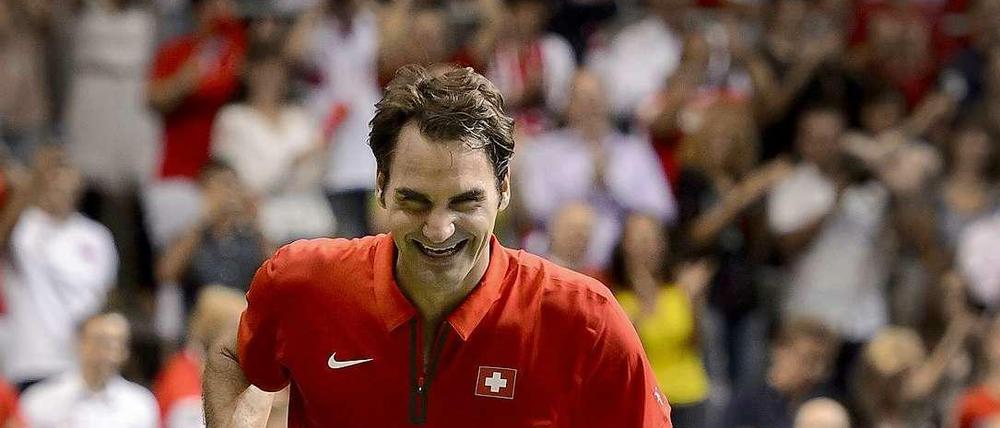 Auf den Schultern in das Finale: Roger Federer führte das Schweizer Team mit zwei Einzelsiegen erstmals seit 22 Jahren wieder ins Davis-Cup-Finale und darf auf die letzte ihm noch fehlende Trophäe hoffen.