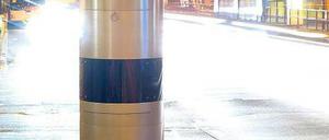 Gestatten, Poliscan. So heißt die moderne Säule, die sowohl Raser als auch Rotlichtsünder blitzt. Zeitgleich und auf allen Spuren, wie hier an der Bornholmer Straße. Foto: dpa