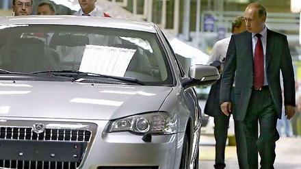 Unter anderem lässt GM seine Russland-Modelle beim russischen Hersteller Gaz fertigen. Hier schaute 2009 Wladimir Putin vorbei.
