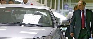 Unter anderem lässt GM seine Russland-Modelle beim russischen Hersteller Gaz fertigen. Hier schaute 2009 Wladimir Putin vorbei.