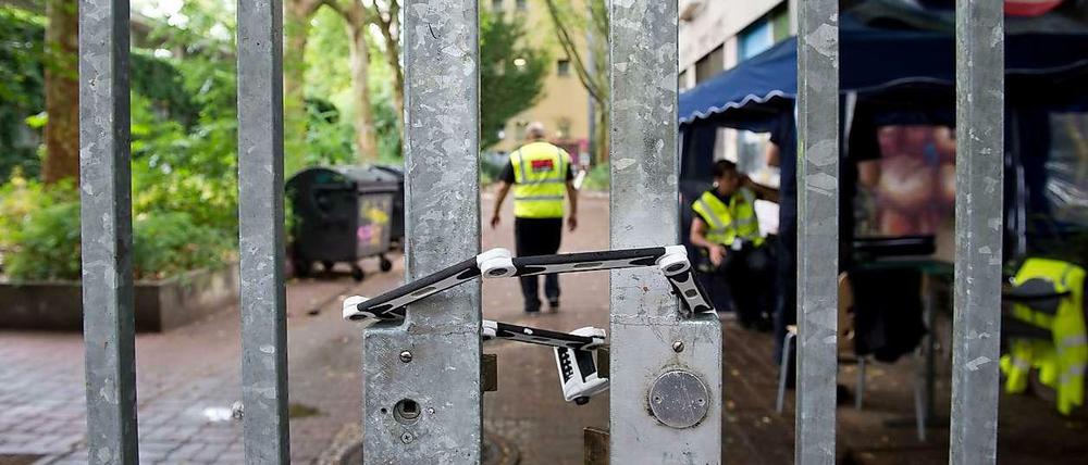 Noch sind rund 45 Flüchtlinge in der Gerhart-Hauptmann-Schule. Dort gab es Attacken gegen Sicherheitsleute.