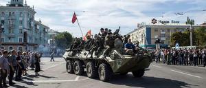Pro-russische Rebellen während einer Parade in Luhanks in der Ostukraine.