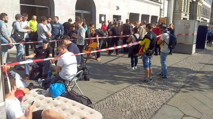 Traube vor dem Apple-Store auf dem Kurfürstendamm.