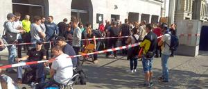 Traube vor dem Apple-Store auf dem Kurfürstendamm.