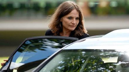 Die zurückgetretene Ministerin Waltraud Wende steht an einer geöffneten Autotür.