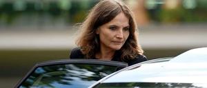 Die zurückgetretene Ministerin Waltraud Wende steht an einer geöffneten Autotür.