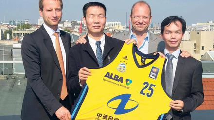 Zeichen gesetzt. Alba zeigt den exotischen neuen Schriftzug auf dem Trikot.
