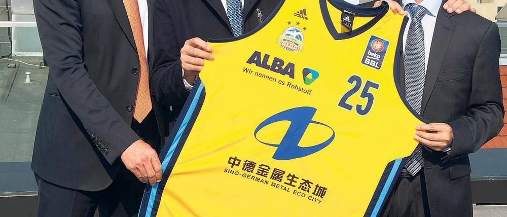 Zeichen gesetzt. Alba zeigt den exotischen neuen Schriftzug auf dem Trikot.