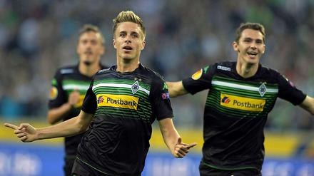 Mönchengladbachs Patrick Herrmann (li.) und Branimir Hrgota freuen sich über das Tor zum 1:0.