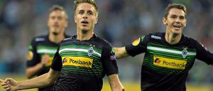 Mönchengladbachs Patrick Herrmann (li.) und Branimir Hrgota freuen sich über das Tor zum 1:0.