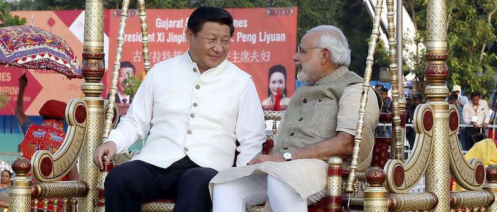 Chinas Präsident Xi (links) trägt die traditionelle indische Weste - eine freundliche Geste gegenüber seinem Gastgeber, Indiens Premierminister Narendra Modi (rechts). 