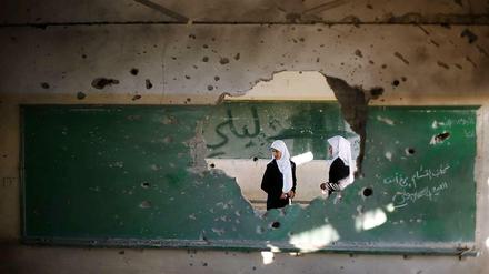 Alltag in Trümmern: Noch scheint die Waffenruhe zu halten, auch wenn ein Geschoss auf Israel abgefeuert wurde.
