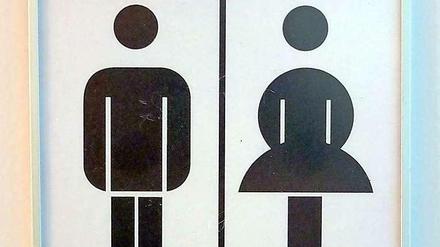 Eine gemeinsame Toilette für Frau und Mann im Rathaus Tiergarten.