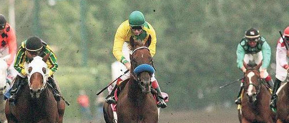 Einer von 12 366. Der US-amerikanische Jockey Russell Baze (Mitte) galoppiert zu einem seiner zahlreichen Siege. Foto: Imago