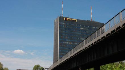 Das Haus kennt jeder, sieht jeder. Steht ja auch direkt am Landwehrkanal an der Hochbahntrasse der U-Bahn.