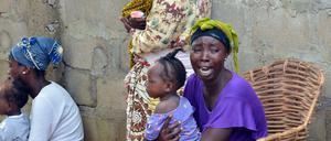 Hilflose Trauer. Ebola löscht ganze Familien aus.