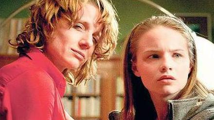 Elise (Jasna Fritzi Bauer, rechts) will ihre betrunkene Mutter (Christina Grosse) abholen.