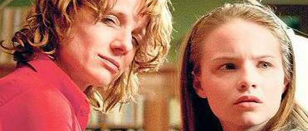 Elise (Jasna Fritzi Bauer, rechts) will ihre betrunkene Mutter (Christina Grosse) abholen.