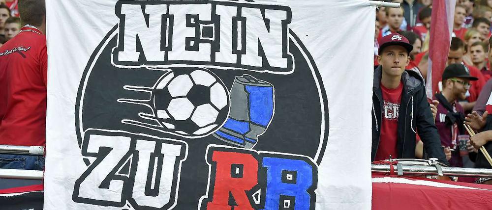 Der Protest gegen Rasenballsport Leipzig gehört bei kritischen Fans zum guten Ton.