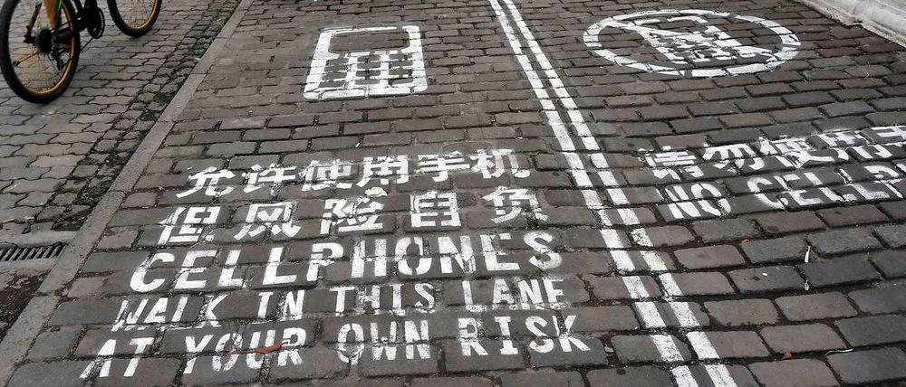 Handybürgersteig in Chongqing: Auf eigene Gefahr.