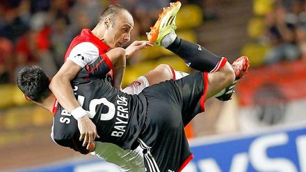Der frühere Leverkusener Dimitar Berbatow liefert zusammen mit Emir Spahic eine kleine Balletteinlage.