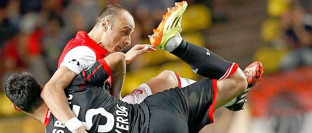 Der frühere Leverkusener Dimitar Berbatow liefert zusammen mit Emir Spahic eine kleine Balletteinlage.