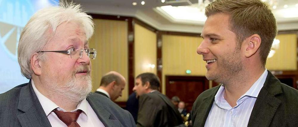 Die Kontrahenten: Michael Müller (l), Präsident des Deutschen Taxi-und Mietwagenverbandes BZP, und Fabien Nestmann, Geschäftsführer des Fahrdienstes Uber Deutschland, treffen sich bei der Konferenz des Limousinenservice-Vermittlers Blacklane über das Thema "Mobilität im Wandel: Fortschritt oder Stillstand?" in Berlin.