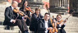 Einige Mitglieder des Kammerorchesters mit Konzerstmeister Gabriel Adorján (2. v.r.), auf der Freitreppe des Konzerthauses am Gendarmenmarkt.