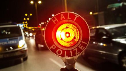 Berlin, Beusselstraße. Die Polizei war auch hier am späten Abend auf der Stadtautobahn unterwegs.