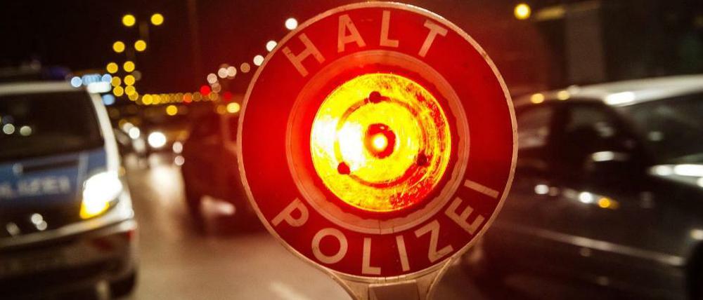 Berlin, Beusselstraße. Die Polizei war auch hier am späten Abend auf der Stadtautobahn unterwegs.