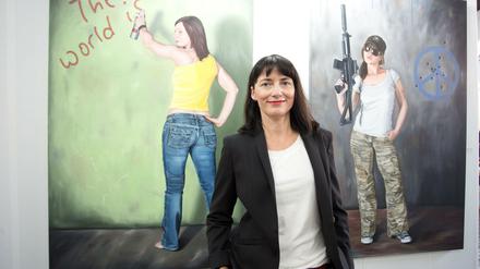 Künstlerin Kerstin Arnold zwischen ihren Werken.