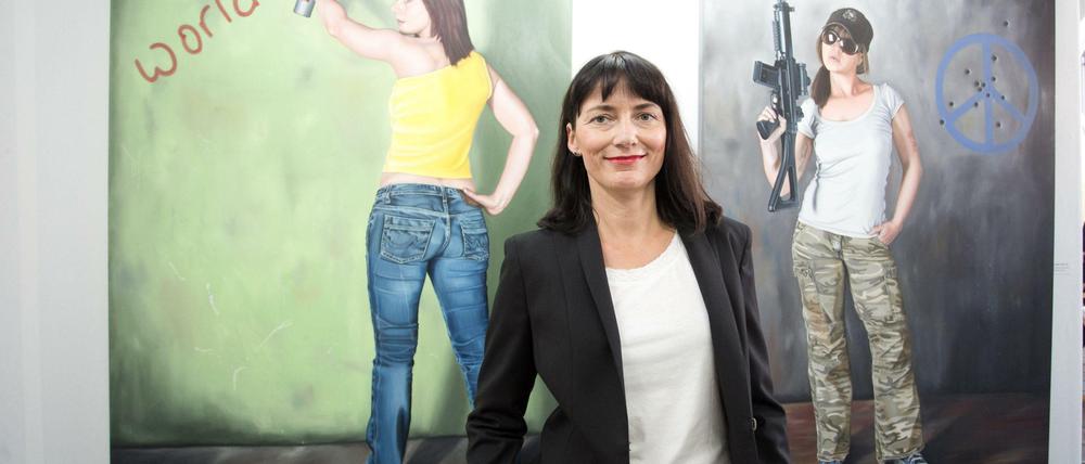 Künstlerin Kerstin Arnold zwischen ihren Werken.