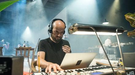Schamane am Laptop. Matthew Herbert in der Tischlerei der Deutschen Oper.