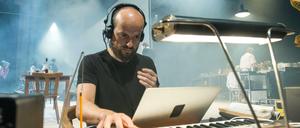 Schamane am Laptop. Matthew Herbert in der Tischlerei der Deutschen Oper.