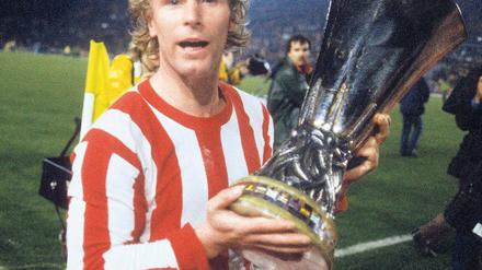Schön war die Zeit. Die Fans von Borussia Mönchengladbach freuen sich auf die Europa League – auch weil sie gute Erinnerungen an den Wettbewerb haben, der einst Uefa-Cup hieß und den die Gladbacher zuletzt 1979 mit Berti Vogts (im getauschten Trikot) holten.