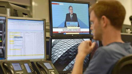 Ein Trader in London verfolgt die Ereignisse in London.