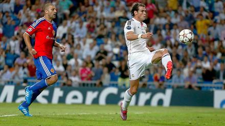 Real Madrids Stürmer Gareth Bale trifft zum 2:0 gegen Basel.