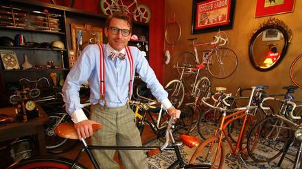 Radler mit Schieber. Dirk deGünther baut nicht nur einzigartige Fahrräder zusammen, sondern organisiert auch beschwingte Touren der Nostalgie.