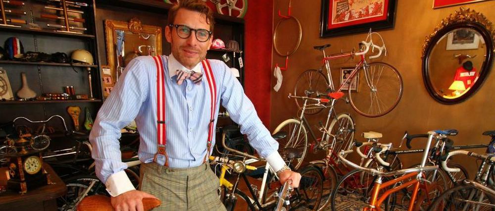 Radler mit Schieber. Dirk deGünther baut nicht nur einzigartige Fahrräder zusammen, sondern organisiert auch beschwingte Touren der Nostalgie.