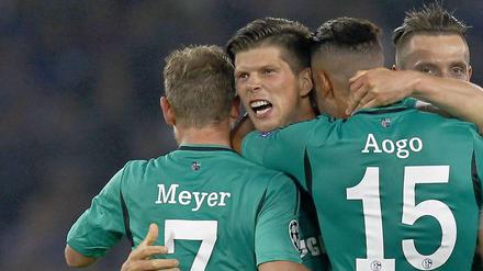 Klaas-Jan Huntelaar (2. v. l.) hat nach seinem Ausgleichstreffer allen Grund zur Freude. 