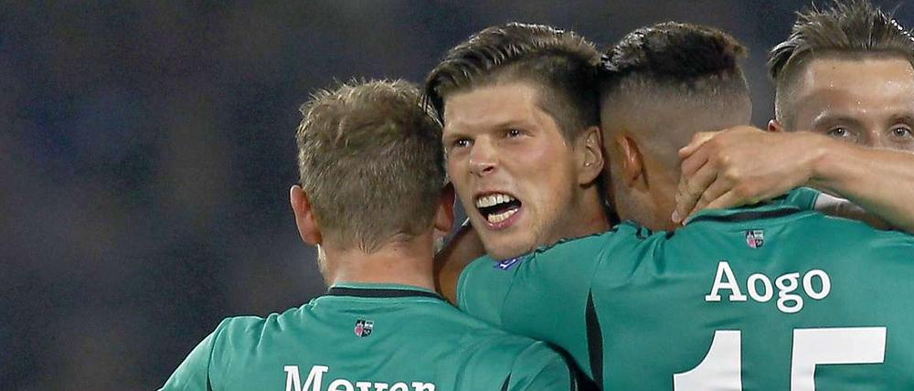 Klaas-Jan Huntelaar (2. v. l.) hat nach seinem Ausgleichstreffer allen Grund zur Freude. 