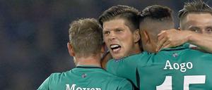 Klaas-Jan Huntelaar (2. v. l.) hat nach seinem Ausgleichstreffer allen Grund zur Freude. 