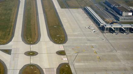 Schön leer hier. Aber so leer soll's nicht bleiben. Am Anfang, befürchten Skeptiker, soll das neue BER-Terminal (rechts) sogar zu klein sein.