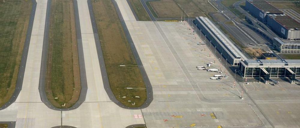 Schön leer hier. Aber so leer soll's nicht bleiben. Am Anfang, befürchten Skeptiker, soll das neue BER-Terminal (rechts) sogar zu klein sein.