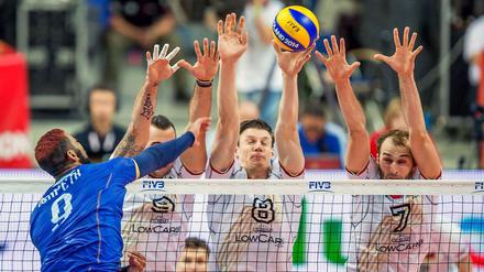 Earvin Ngapeth schmettert den Ball in den deutschen Block (l-r: Gyorgy Grozer, Marcus Boehme und Dirk Westphaal).
